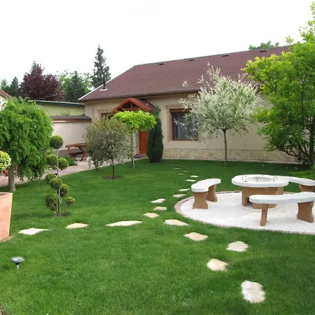 Szegfu Apartman Feriehus *