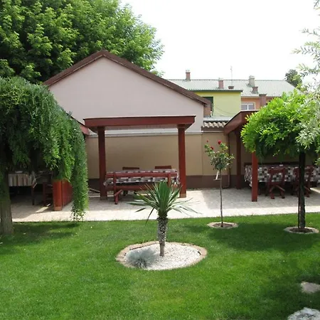 Szegfu Apartman *