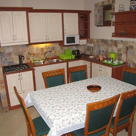 Dom wakacyjny Szegfu Apartman *